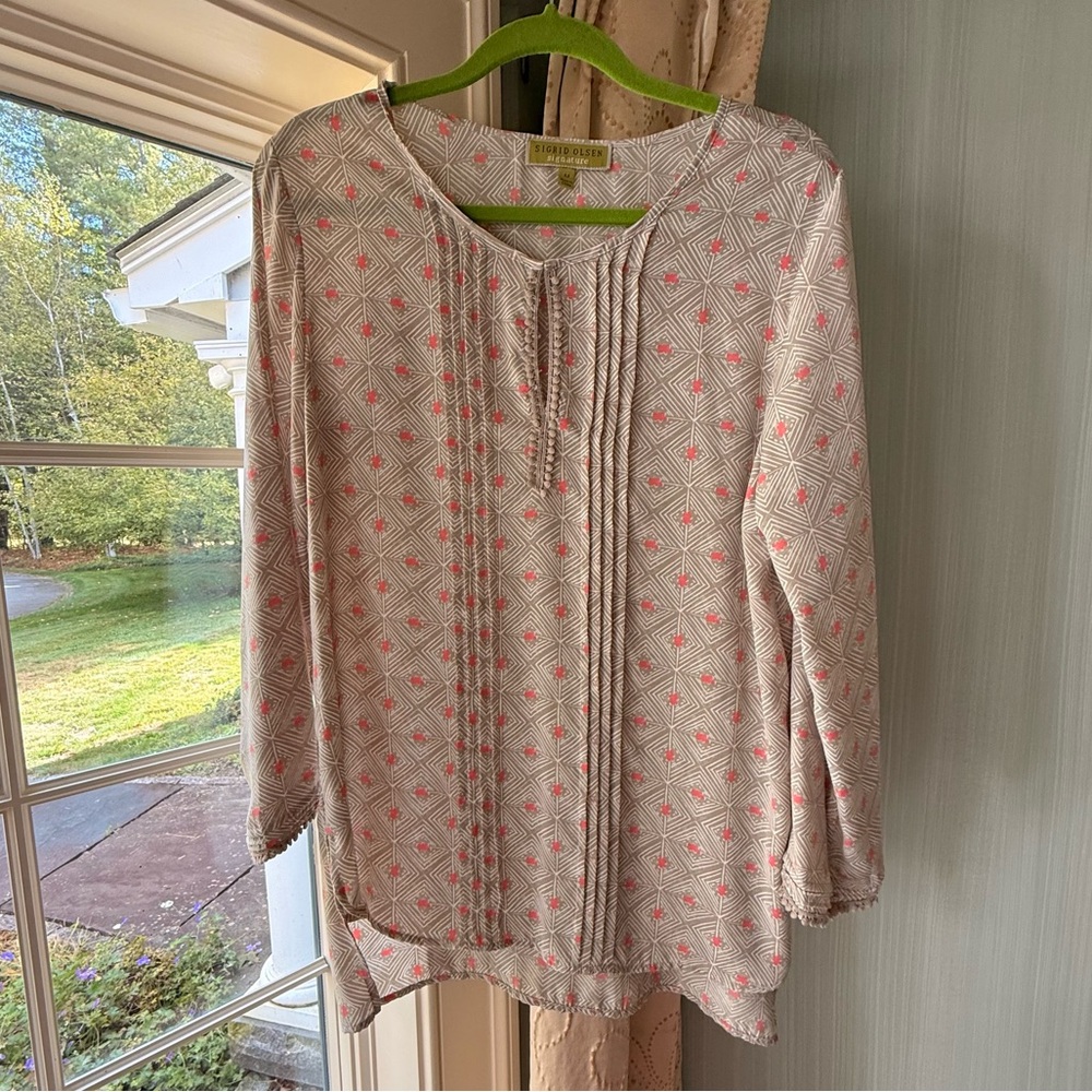 Sigrid Olsen Gray and Pink Geometric and Floral Chiffon Blouse Detailed Neckline